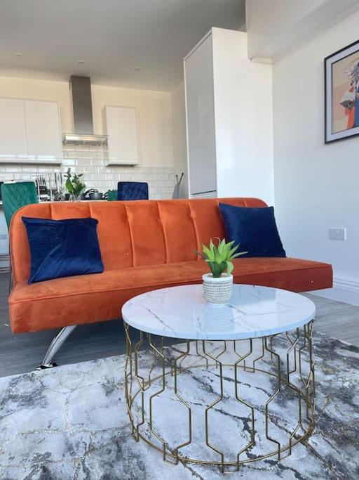 1 Bedroom Apartment - Flitwick - Contractor Friendly - Tourist Ready - Full Kitchen - Wifi - Smart Tv - Sofa Bed - Free Parking - Ideal For Short Or Long Stays Екстериор снимка