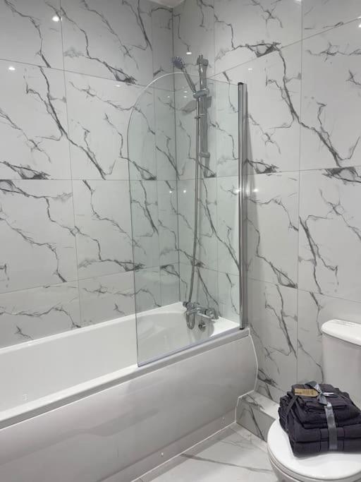1 Bedroom Apartment - Flitwick - Contractor Friendly - Tourist Ready - Full Kitchen - Wifi - Smart Tv - Sofa Bed - Free Parking - Ideal For Short Or Long Stays Екстериор снимка